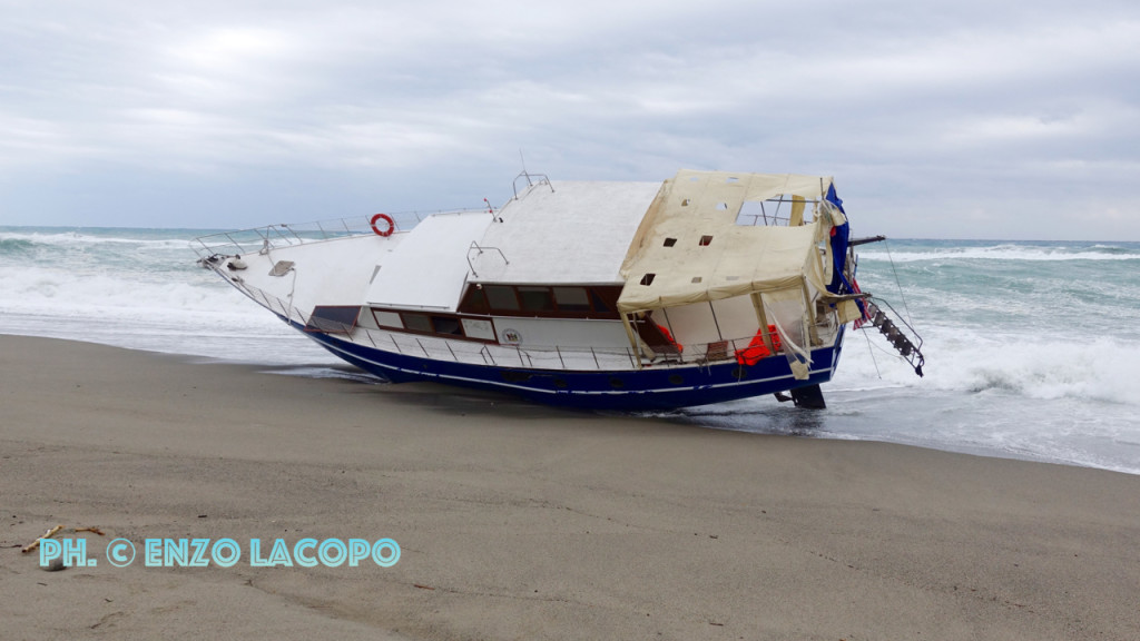 Locri imbarcazione arenata