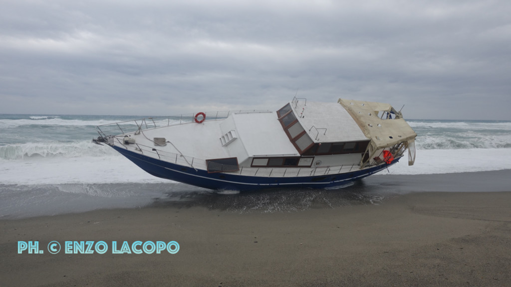 Locri imbarcazione arenata